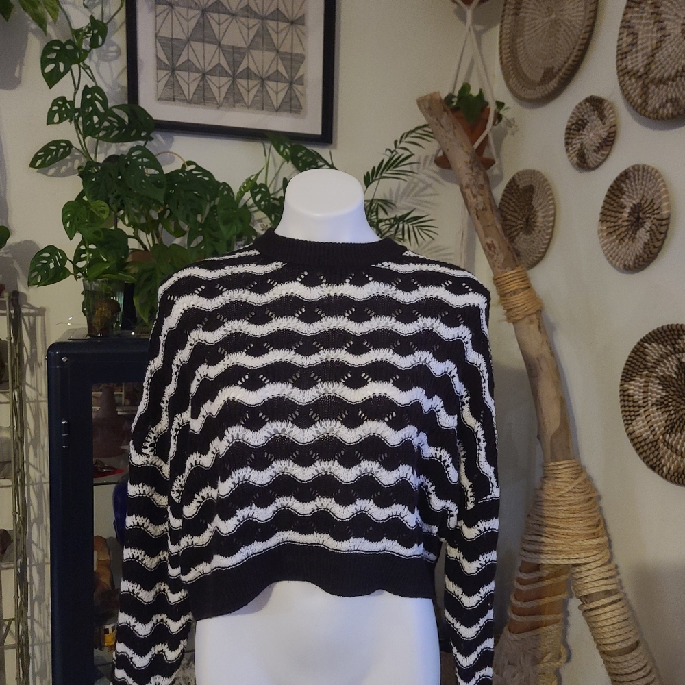 H&M b&w knitted top